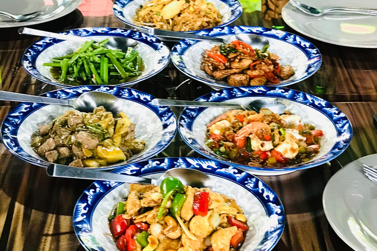 Autentyczne tajskie gotowanie z Pui w Khao LakLekcja gotowania autentycznych tajskich dań w Khao Lak Pui