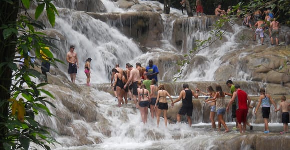 Montego Bay: Dunn&#39;s River Falls & Lunch at Bamboo Beach Club