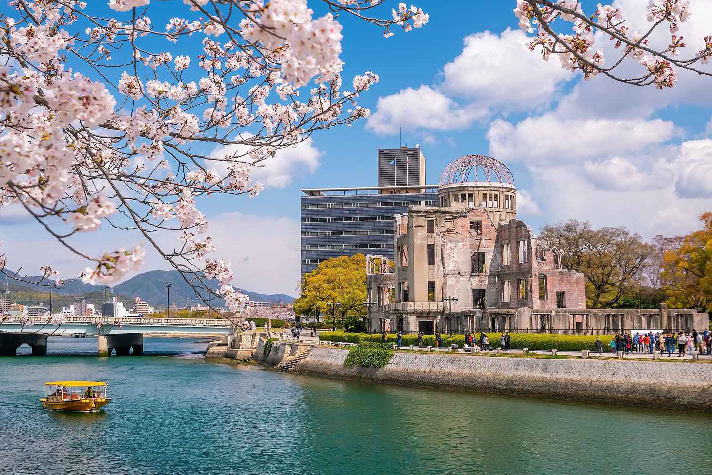 Osaka/Kyoto: Hiroshima Miyajima Bus Tour & Shinkansen Ticket