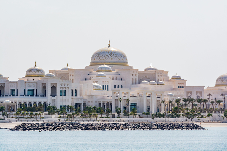 从迪拜出发：全天城市游，包括谢赫扎耶德大清真寺和卡斯尔阿尔瓦坦。从迪拜出发阿布扎比古迹和 Qasr Al Watan 之旅