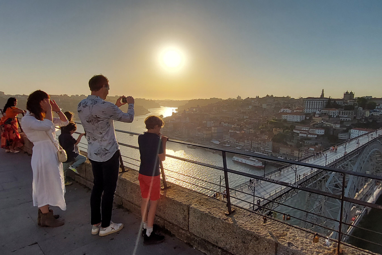 Porto: Private Sightseeing Tour by VW Kombi (2–8 People) Porto: Exclusive Sightseeing Tour- VW Kombi (2 to 8 people)