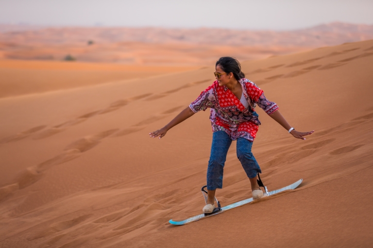 Abu Dhabi: woestijnsafari met BBQ, kamelenrit & sandboardenPrivétour