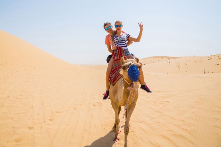 Abu Dhabi: woestijnsafari met BBQ, kamelenrit & sandboardenGedeelde tour