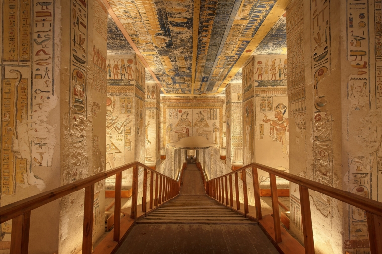Safaga Hafen: Eintägige Tour zu den Pyramiden und dem Ägyptischen MuseumTagestour von Safaga nach Luxor