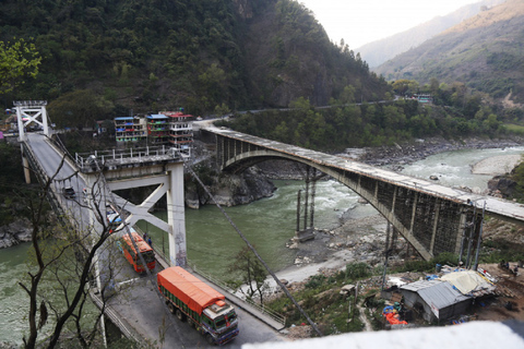 De Pokhara à Katmandou en voiture/Jeep 4WD (transfert privé)De Pokhara à Katmandou en voiture/neep (transfert privé)