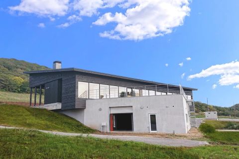 Chitose: Private Brewery & Distillery Tasting Tour with Food