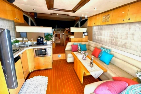Dubaï Marina Majesty YachtDubaï : Visite d'un yacht privé avec boissons non alcoolisées