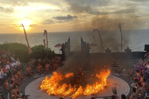Kuta Selatan: tour al tramonto del tempio di Uluwatu e della danza del fuoco di Kecak