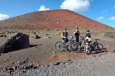 Von Costa Teguise aus: Timanfaya Volcano Sunset E-Bike Tour