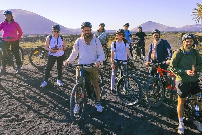 Von Costa Teguise aus: Timanfaya Volcano Sunset E-Bike Tour