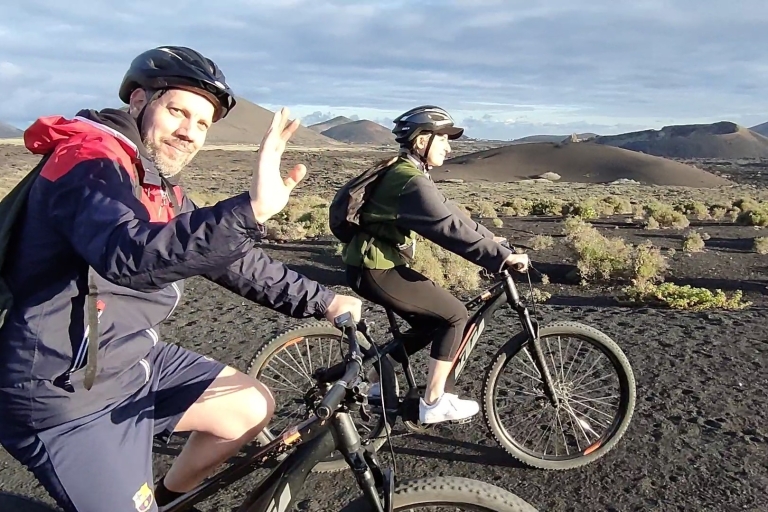 Au départ de Costa Teguise : Excursion en E-bike au coucher du soleil sur le volcan Timanfaya