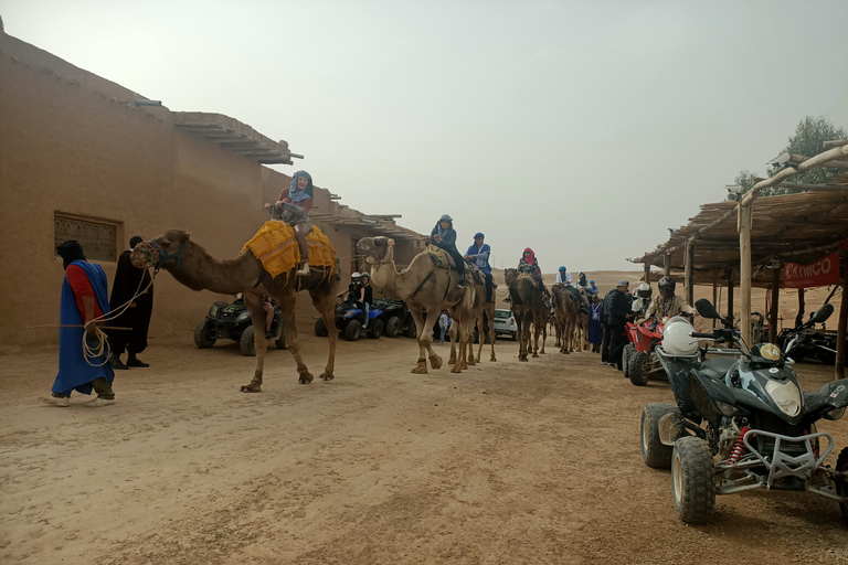 Agafay Desert Sunset Camel ride Experience med middagAgafay Desert Camel Ride-upplevelse och middag