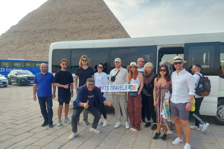 Sharm El-Sheikh : excursion d&#039;une journée aux Pyramides et au Grand Musée avec déjeunerDepuis Sharm El-Sheikh : Excursion d&#039;une journée à Gizeh avec déjeuner et transfert