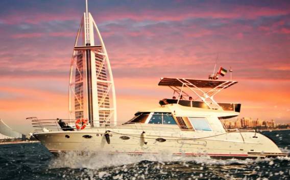 Dubai: Private Yachttour zum Yachthafen und zur Küste mit Schwimmen