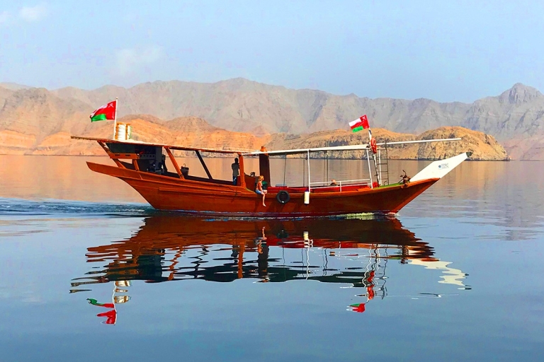 Desde Dubái: crucero Musandam Dibba Dhow con traslado y almuerzoDesde Dubái: crucero Musandam Dibba Dhow con almuerzo