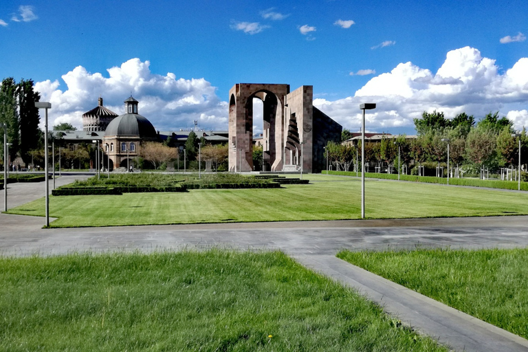 Escursione di un giorno: Visita di Yerevan, San Echmiadzin, ZvartnotsGita di un giorno: Da Yerevan visita alla città santa di Echmiadzin