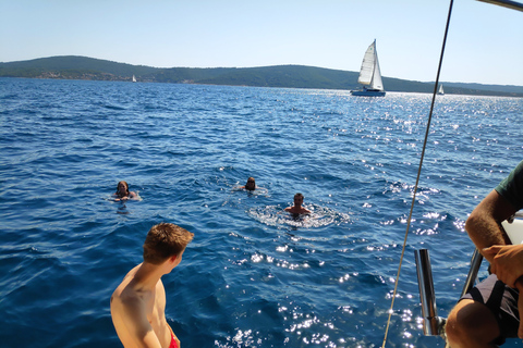 Split: Tour de día completo en velero a la isla de Šolta y la isla de Brač