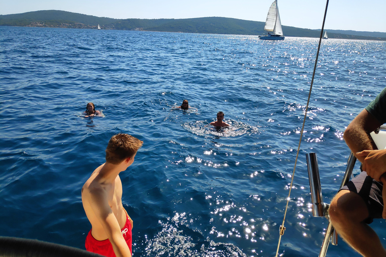 Split: Tour de día completo en velero a la isla de Šolta y la isla de Brač