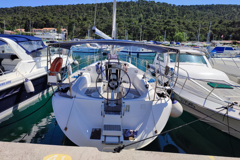 Split: Tour de día completo en velero a la isla de Šolta y la isla de Brač