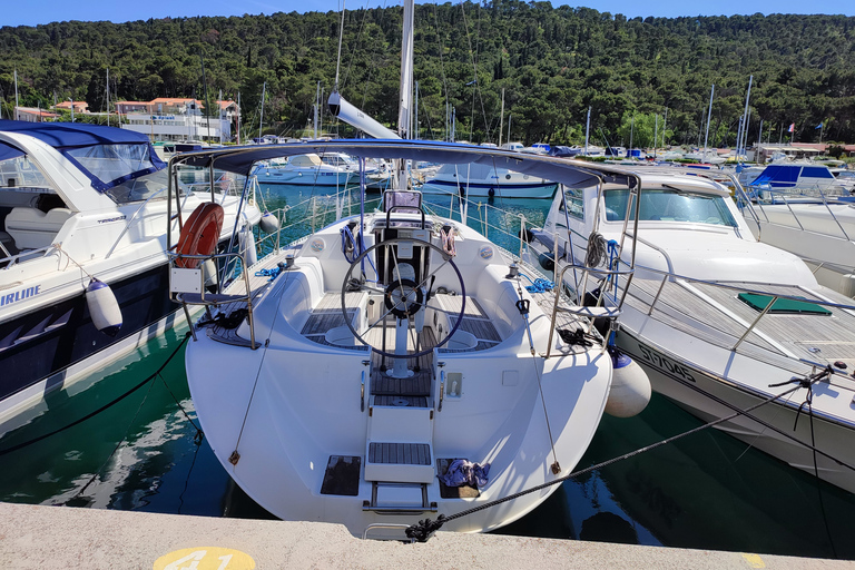 Split: Tour de día completo en velero a la isla de Šolta y la isla de Brač