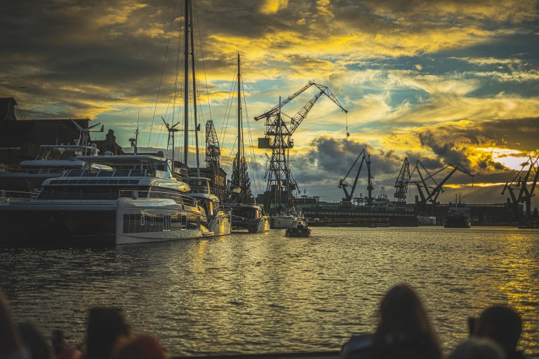 Gdańsk: crucero al atardecer en un histórico barco polacogira en ingles