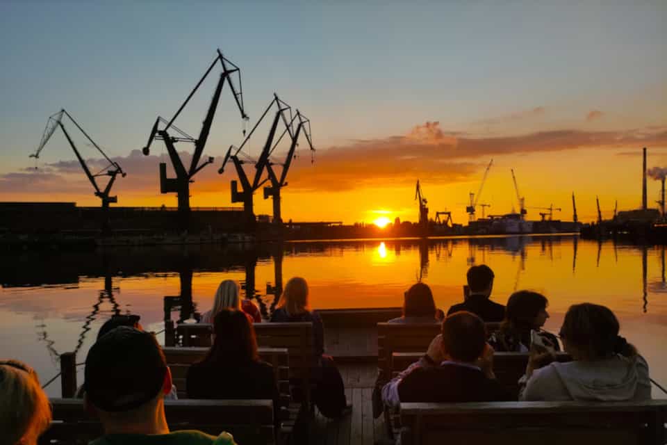 Kreuzfahrt bei Sonnenuntergang