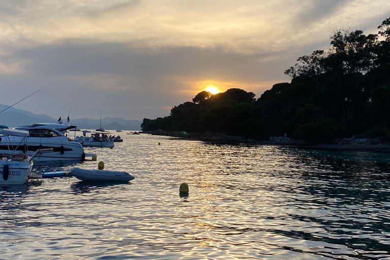 Cannes: Luxury Yacht Cruise to Lerins Islands Cannes: Luxury Yacht Cruise to Lerins Islands - 4H