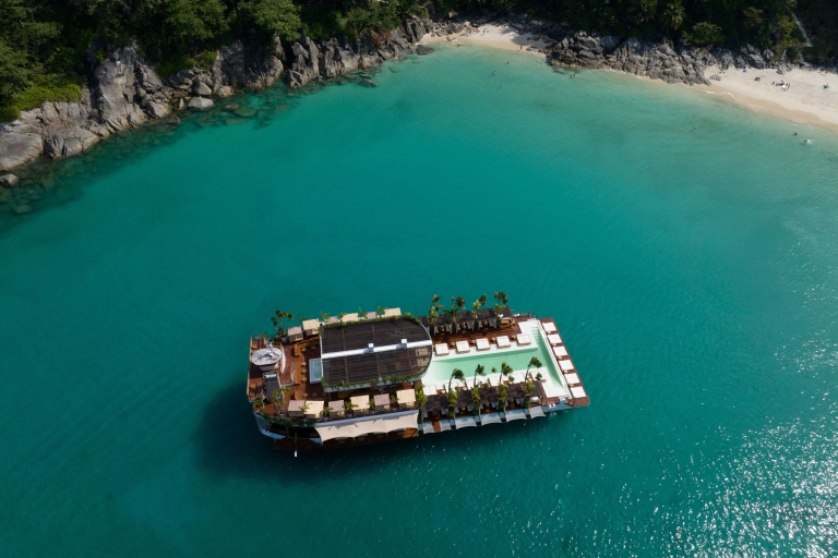 Phuket : Expérience d'une journée au YONA Floating Beach ClubOption Cabane moyenne pour 6 personnes