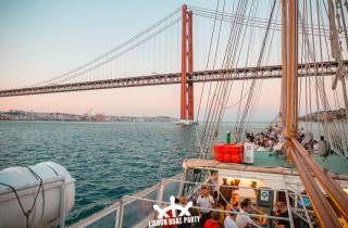Lissabon: Sunset Boat Party mit 2 Getränken und freiem Club-Eintritt