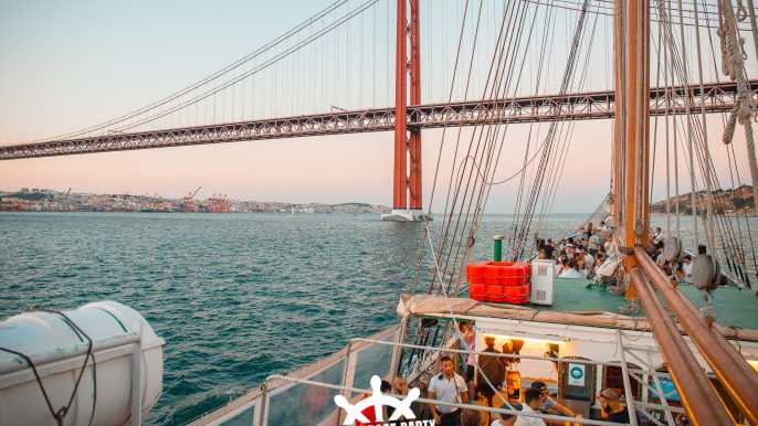 Lisbon: Sunset Boat Party with 2 Drinks and Free Club Entry