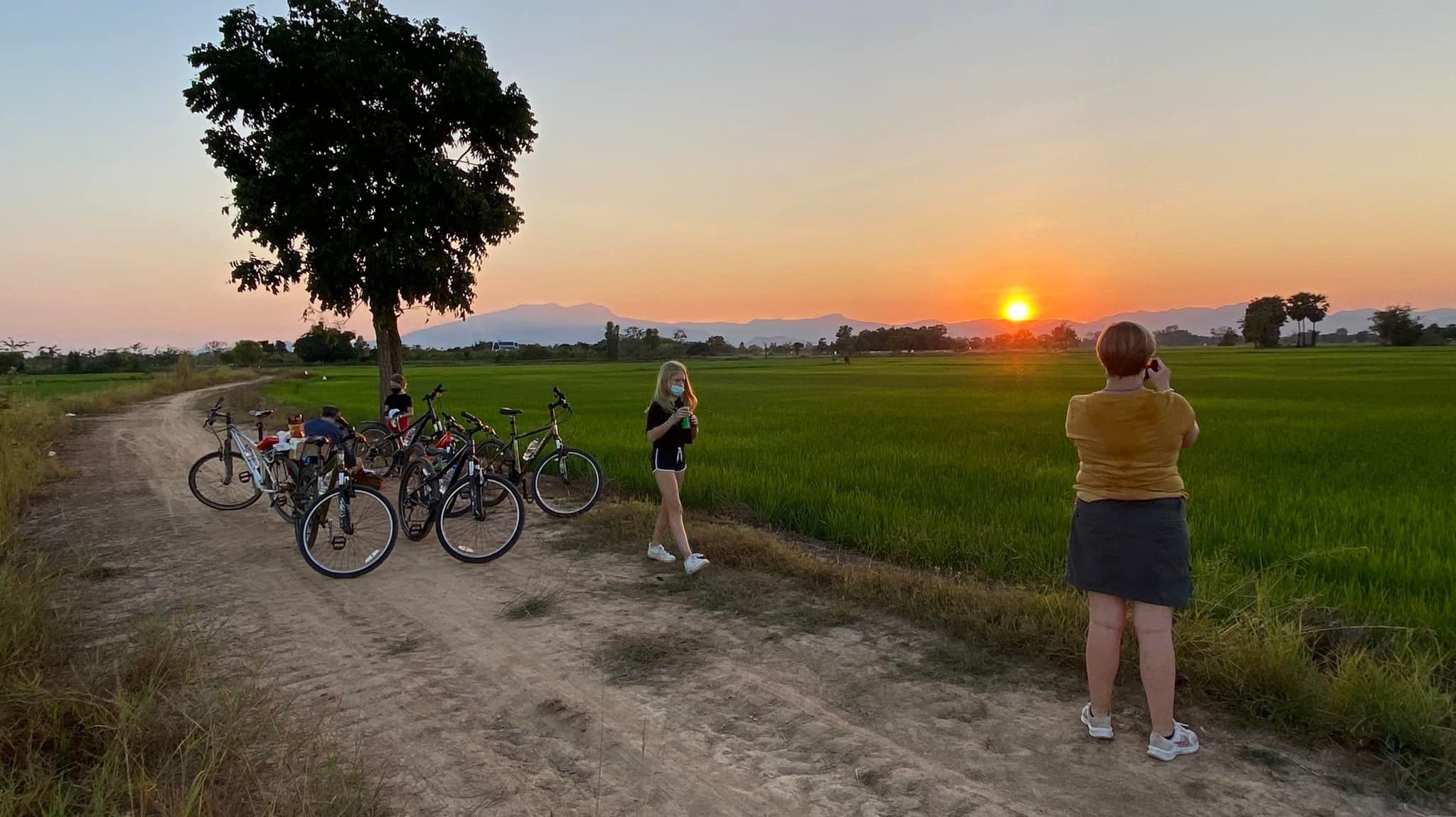 Sukhothai: 2,5-stündige geführte Fahrradtour bei Sonnenuntergang auf dem Land