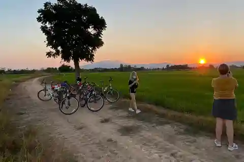 Sukhothai: 2,5-stündige geführte Fahrradtour bei Sonnenuntergang auf dem Land
