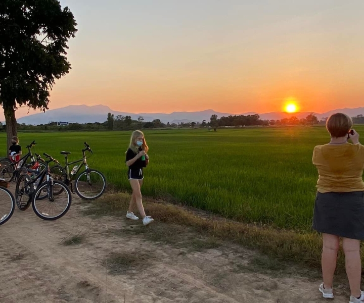 Sukhothai: 2,5-stündige geführte Fahrradtour bei Sonnenuntergang auf dem Land