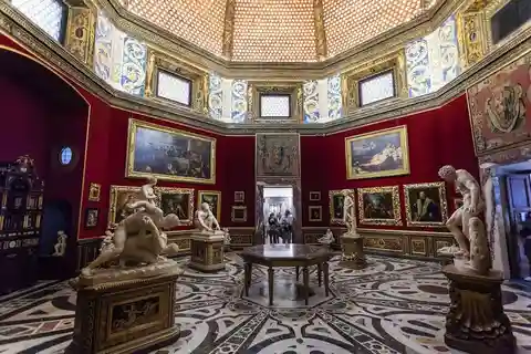 Uffizierna Liten grupp med entrébiljetter