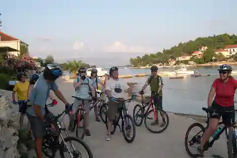 Ilha de Korcula: excursão guiada de bicicleta elétrica na montanha com almoço