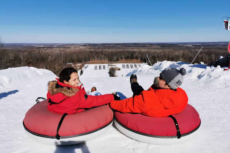 Ab Toronto: Snowtubing und Schneeschuhwandern oder halbtägiges Tubing. Foto: GetYourGuide Ab Toronto: Snowtubing und Schneeschuhwandern oder halbtägiges Tubing. Foto: GetYourGuide