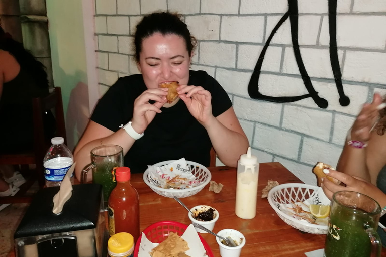 Taco Tour Cancun: stadstour, taco's, tequila, bier en winkelenOntmoetingspunt Cancun in de stad