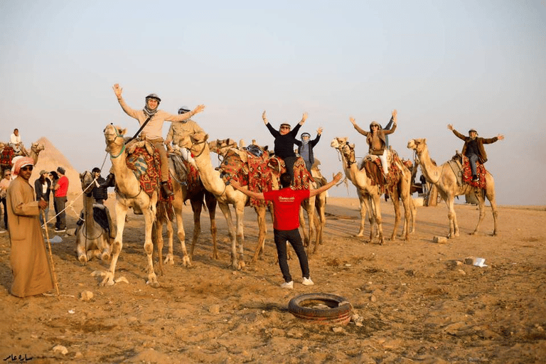 Il Cairo: tour delle piramidi e del museo con trasferimento in aeroporto