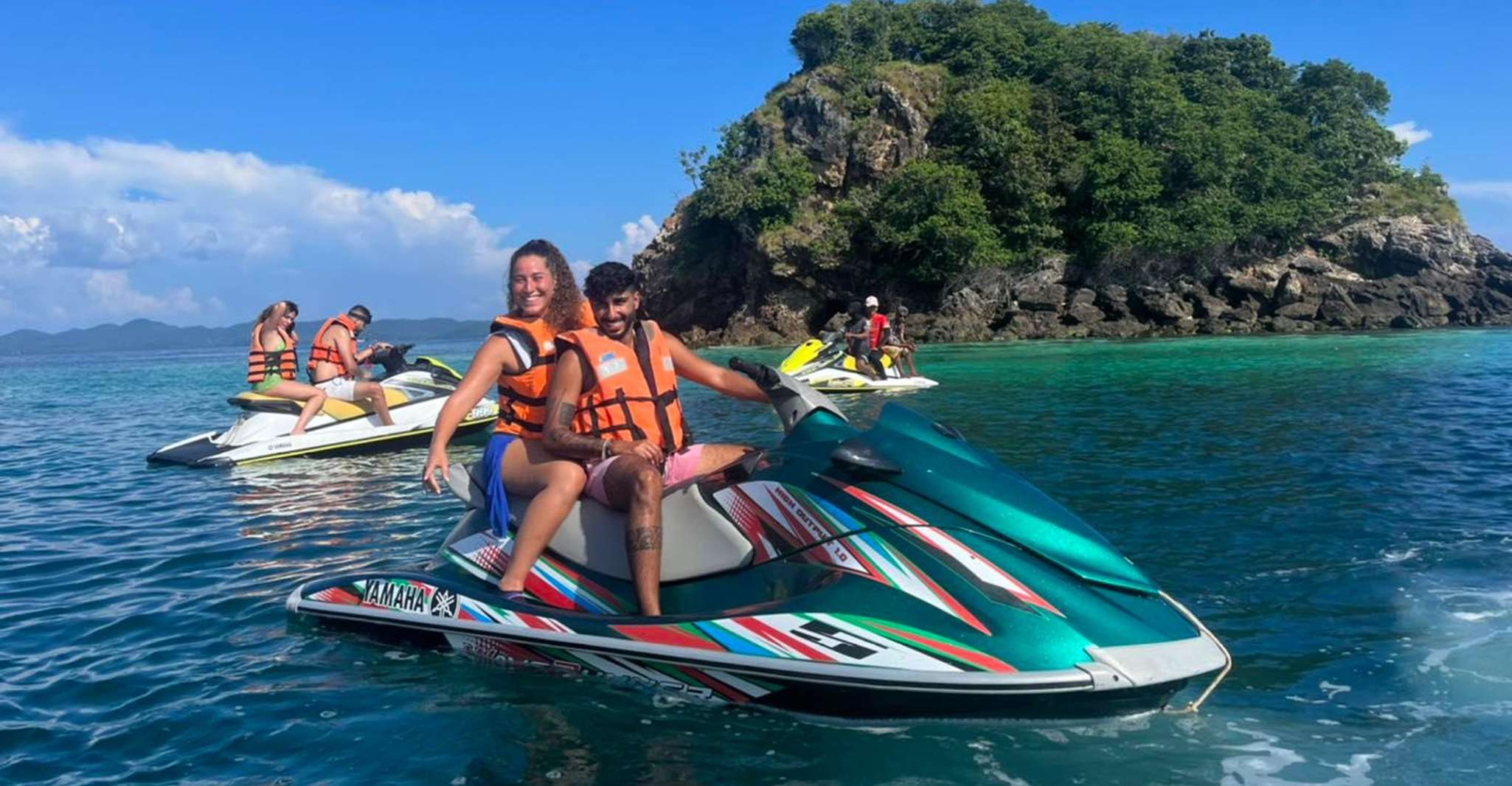 Patong Beach, diviértete montando una moto acuática en Patong Beach. - Hizvo