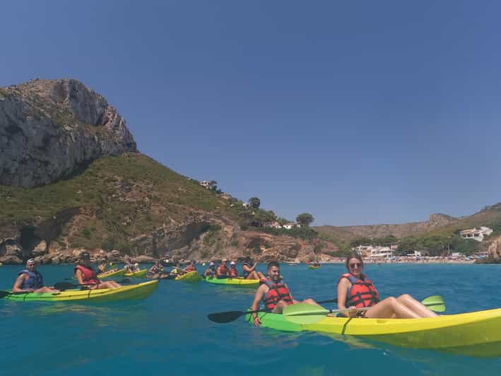 Granadella paseo en kayak por Caló cova del Llop Marí y Ambolo