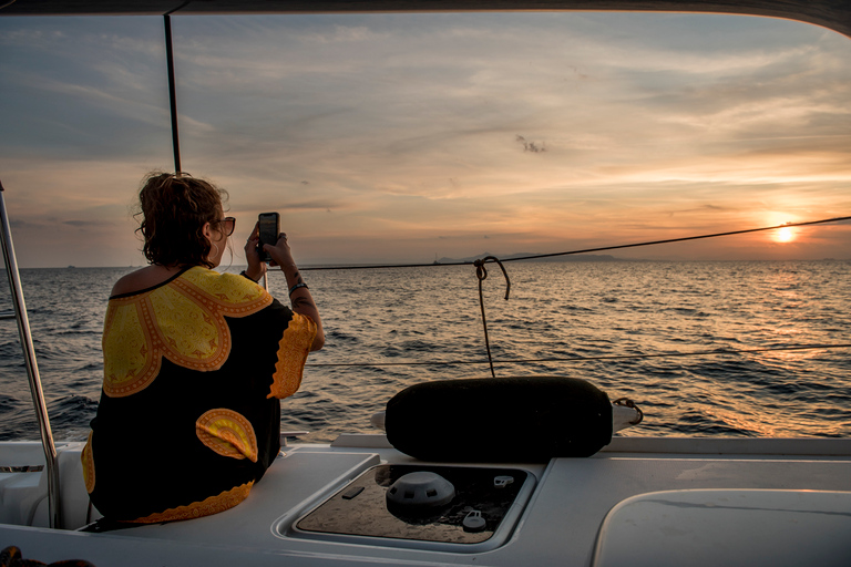 Athènes : Croisière en catamaran avec déjeuner léger et vin