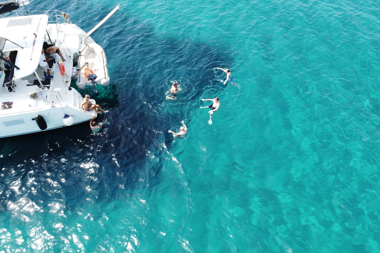 Atenas: Cruzeiro de catamarã com almoço leve e vinho