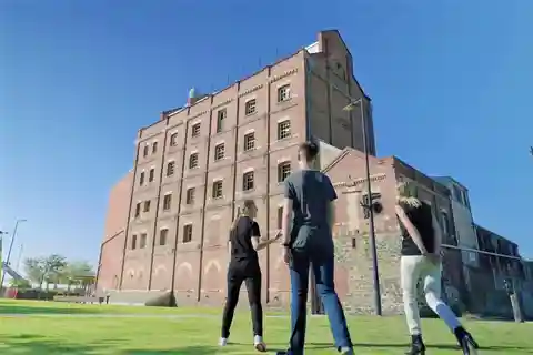 Port Adelaide: Walking Tour with Food Tasting & Drinks