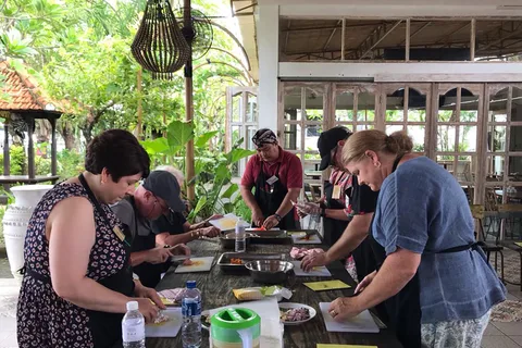 Seminyak: Balinese Cooking Class & Market Tour