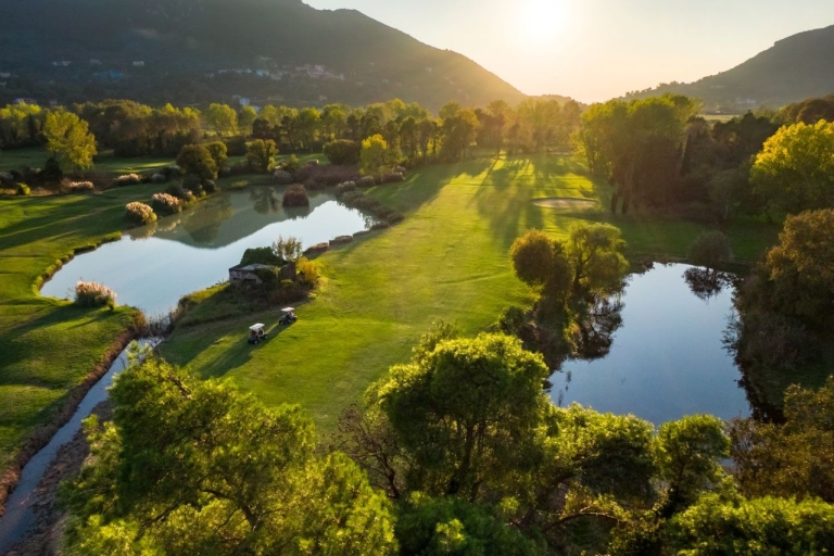 Korfu: gra w golfa, w tym lunch i napójGra Osiemnaście Dołków