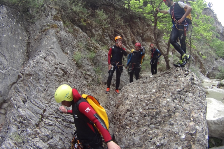 Vanuit Athene: Agios Loukas Gorge Canyoning-ervaringMet lunch en hotelovernachting