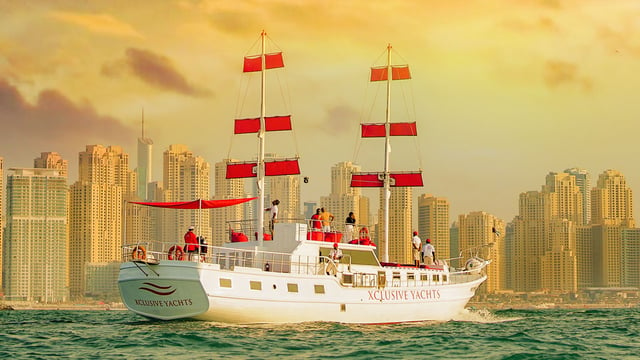 Dubai Marina: Sailing Tour with BBQ and Swimming