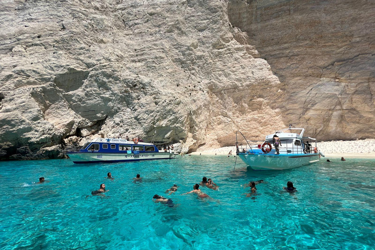 Zatoka Navagio Biała plaża Zachodnie wybrzeże Porto Vromi Anafonitria