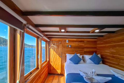 Labuan Bajo: 3-Day Komodo Sailing Luxury Boat with All Fees Deluxe Boat - Private Standar Room (2pax/room)
