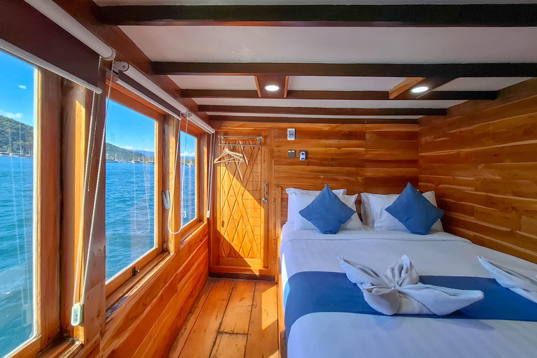 Labuan Bajo: 3-Day Komodo Sailing Luxury Boat with All Fees Deluxe Boat - Private Standar Room (2pax/room)